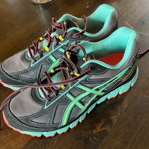 ASICS gel-scram2 tennis shoes. Excellent condition!